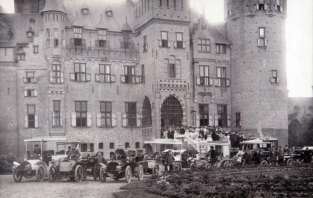 Op 26 september 1903 kwamen de leden van de Nederlandse Automobiel Club (KNAC) een bezoek brengen aan Kasteel de Haar. 