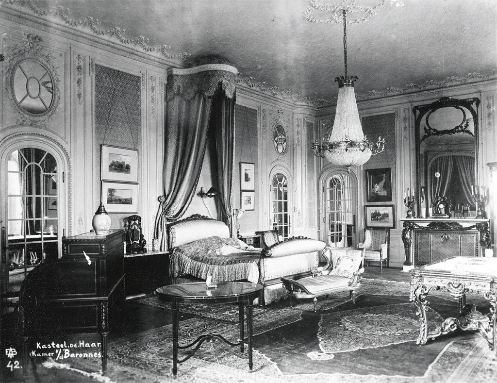 Het interieur van Hélènes kamer op Kasteel de Haar: on-Nederlands weelderig. 
