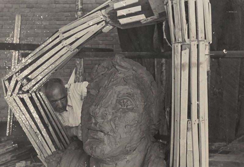 Fred Carasso werkend aan het kleibeeld van de Prometheus op het terrein van het Olympisch Stadion, 1947, collectie RKD 