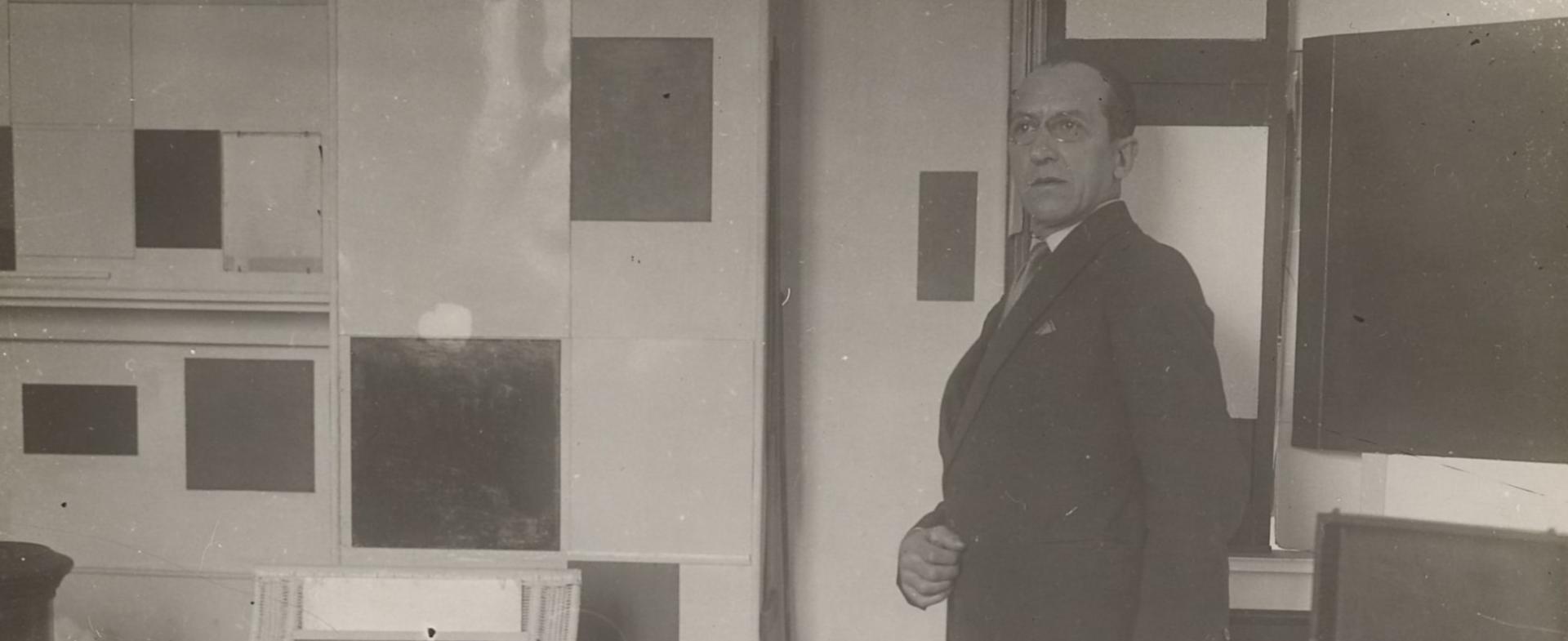 RKD Research Piet Mondriaan in zijn atelier, medio 1929