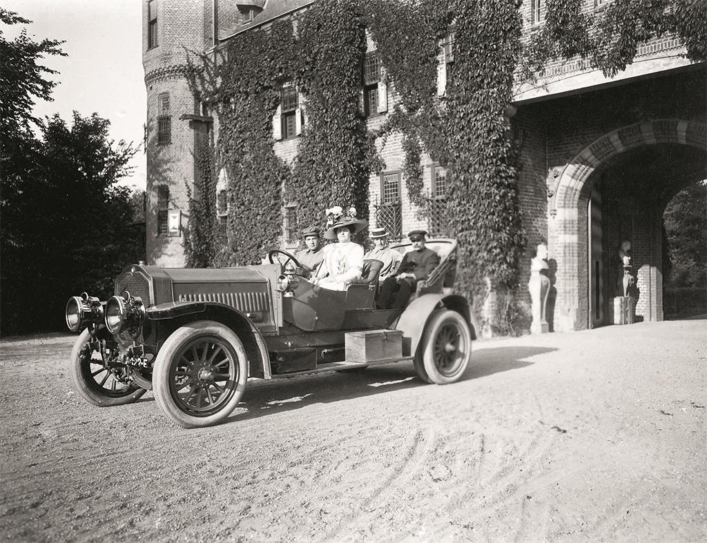 Hélène in haar Dion Bouton met zoon Hélin aan het stuur, ca. 1900. 
